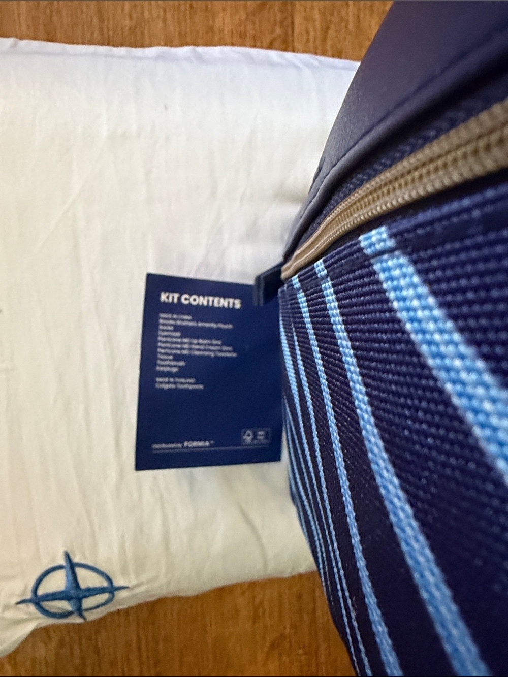 UNITED AIRLINES MEMORY FOAM GEL PILLOW POLARIS BROOKS BROTHERS WALLET BAG PURSE - Picture 6 of 6